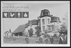 Famille devant la maison de Louis Gendreau, prospecteur de Saint-Georges