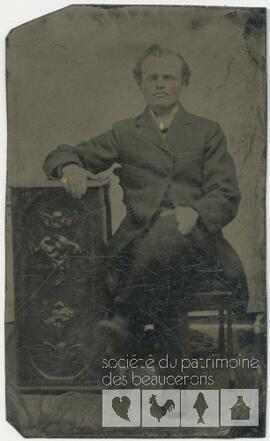 Portrait d’un homme inconnu assis sur une chaise