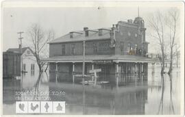 L’hôtel Château Bellevue et l’hôtel Lessard lors d’une inondation
