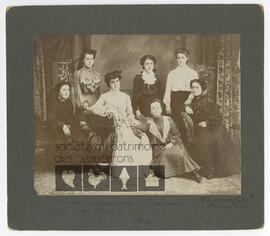 Mademoiselle Plamondon, professeure de musique, au couvent entouré de ses élèves