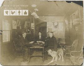 Trois joueurs de cartes dans un bureau