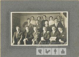 Portrait d’un groupe de seize jeunes hommes et femmes inconnus dans une salle