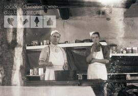 Deux cuisiniers inconnus dans une cuisine