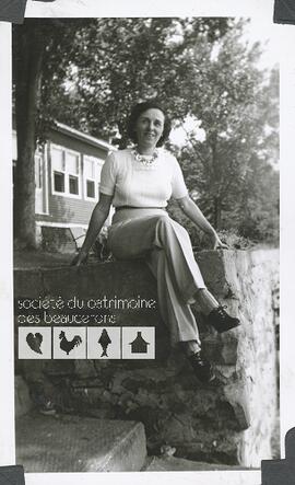 Béatrice Gosselin assise sur un muret
