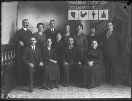 Groupe de douze personnes, peut-être une famille