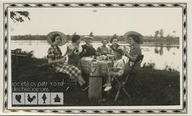 Pique-nique de la famille Fournier sur les bords de la rivière