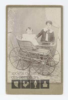 Alexina Routhier, 1 an, dans sa poussette et Wilfrid Routhier, 4 ans