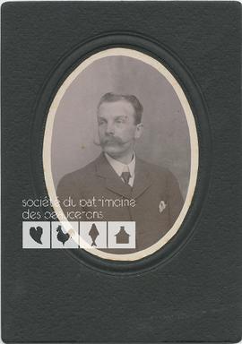 Portrait d’Adélard Veilleux, maire de Saint-Joseph en costume