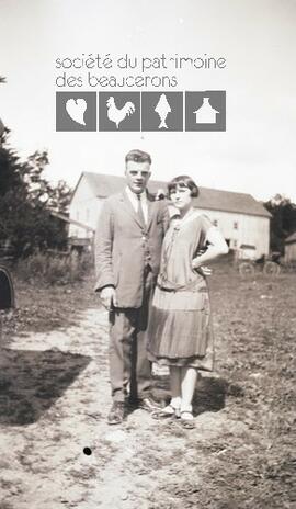 Couple inconnu devant un bâtiment de ferme