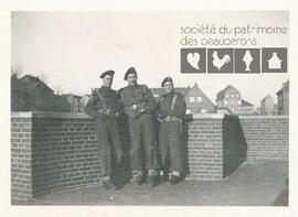 Trois soldats du troisième Régiment de la Chaudière posent sur le toit d’une maison