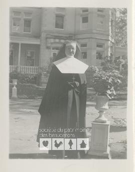 Portrait de Sœur Sainte-Marthe devant le Château Beauce