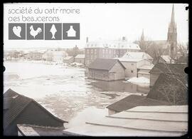 Inondation du village avec le collège et l’église dans le fond