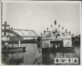 Chaloupe d’une chaloupe allégorique des pompiers sur la rivière Chaudière pour la fête de Sainte-Anne