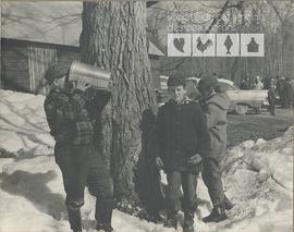 La cabane à sucre de Joseph Lessard, de jeunes gens boivent de l’eau d’érable dans des chaudières