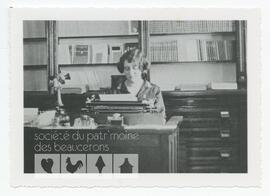 Irène Jobin, assise à son bureau à l’unité sanitaire