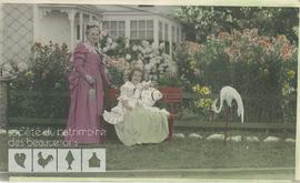 Germaine Grégoire Melady et sa fille Louise Melady en costume dans un jardin