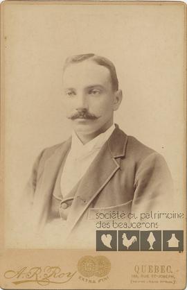 Portrait du docteur Georges Cloutier pris en studio
