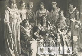 Portrait de neuf actrices de théâtre costumées