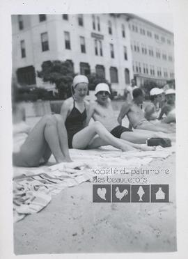 Personnes inconnues assises sur une plage