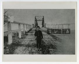 Portrait de Philippe Cliche se tenant debout sur la route devant le pont