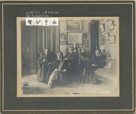 G. Dubuc, abbé Herménégilde Tremblay (1876 —), abbé Albert Rouleau et sa mère dans le salon du presbytère