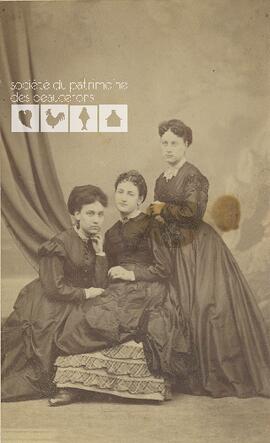 Trois jeunes femmes inconnues