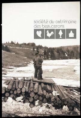 Deux hommes inconnus debout sur une pile de bois