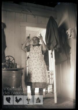 Femme âgée inconnue dans une cuisine