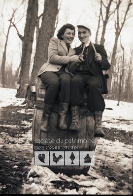 Couple inconnu des palettes de tire d’érable