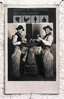 Deux hommes habillés en cowboys buvant