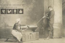 Deux acteurs costumés