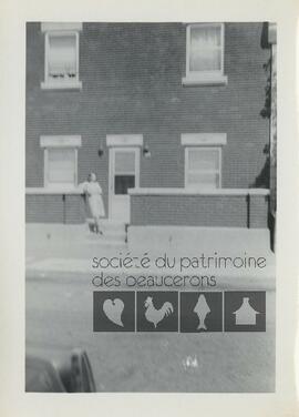 Une femme inconnue pose devant l’entrée d’un bâtiment en briques
